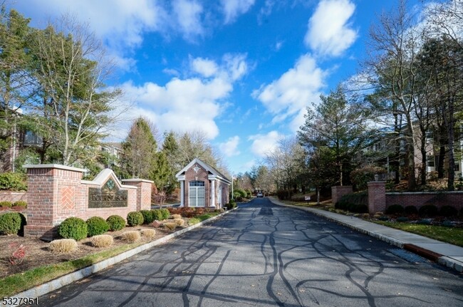 216 4 Seasons Dr in Wayne, NJ - Building Photo - Building Photo