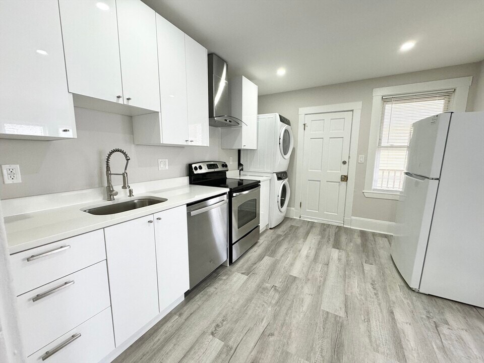 57 Burrell St in Boston, MA - Building Photo