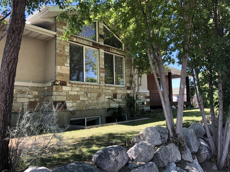 1638 Fort Union Blvd in Cottonwood Heights, UT - Building Photo