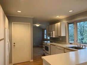 1161 Larch St in Lake Oswego, OR - Building Photo - Building Photo