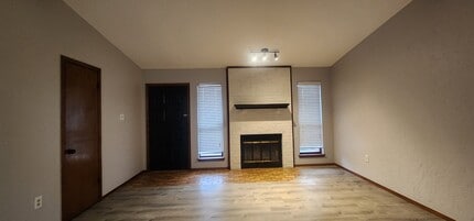 907 NE Tortoise Dr, Unit 1 in Lawton, OK - Foto de edificio - Building Photo