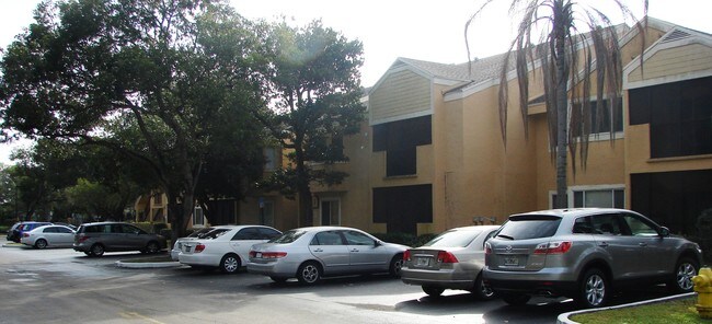 Heron Pond in Pembroke Pines, FL - Building Photo - Building Photo