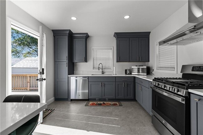 12 Phillips St in Middletown, RI - Building Photo - Building Photo