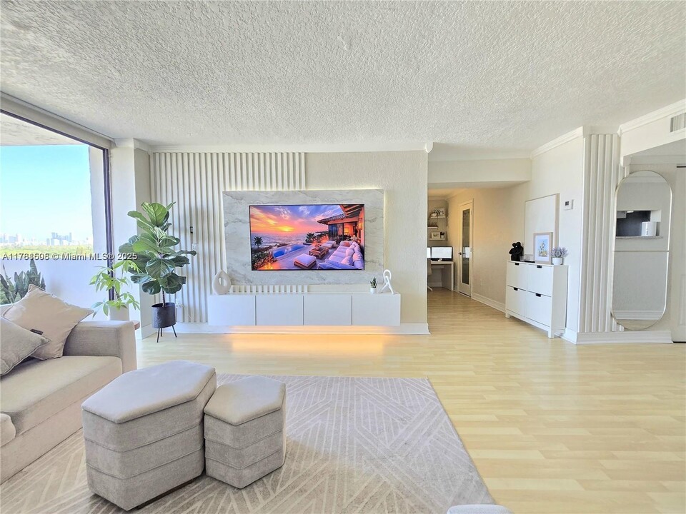 2350 NE 135th St in North Miami, FL - Foto de edificio
