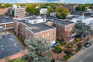 7 Bond St in Great Neck, NY - Building Photo