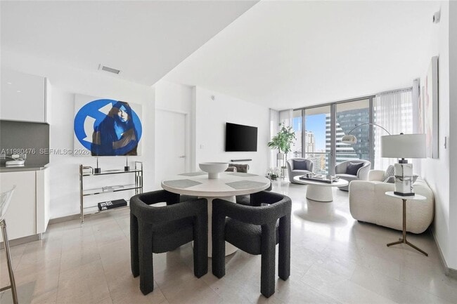 88 SW 7th St, Unit 1010 in Miami, FL - Building Photo - Building Photo
