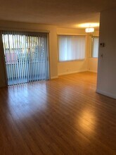 5353 Yarmouth Ave, Unit 202 in Encino, CA - Building Photo - Building Photo