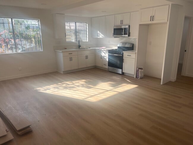 1141 N Berendo St, Unit 1.5