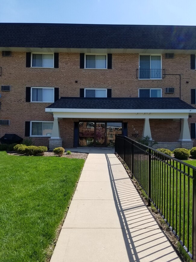 580 Lawrence Ave, Unit 113 in Roselle, IL - Foto de edificio - Building Photo