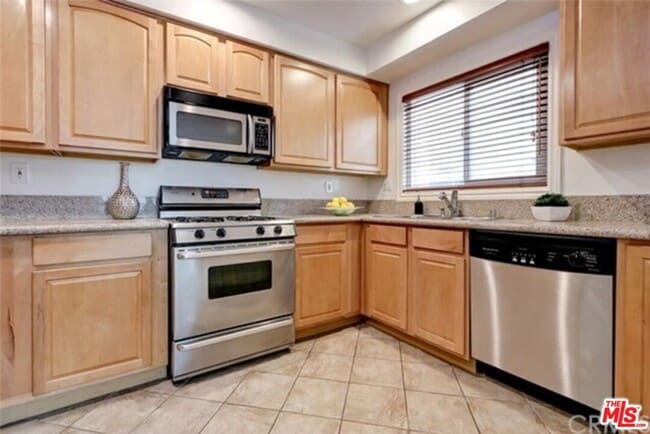 11646 Chenault St in Los Angeles, CA - Building Photo - Building Photo