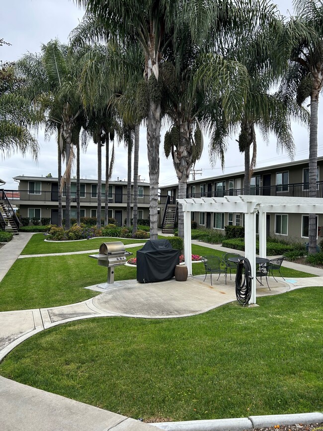 Friendly Hills Villas in Whittier, CA - Foto de edificio - Building Photo