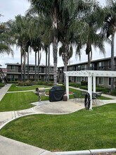 Friendly Hills Villas in Whittier, CA - Building Photo - Building Photo