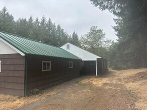43955 Wiley Creek Rd in Sweet Home, OR - Building Photo - Building Photo