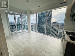 39 Roehampton Ave in Toronto, ON - Building Photo - Building Photo