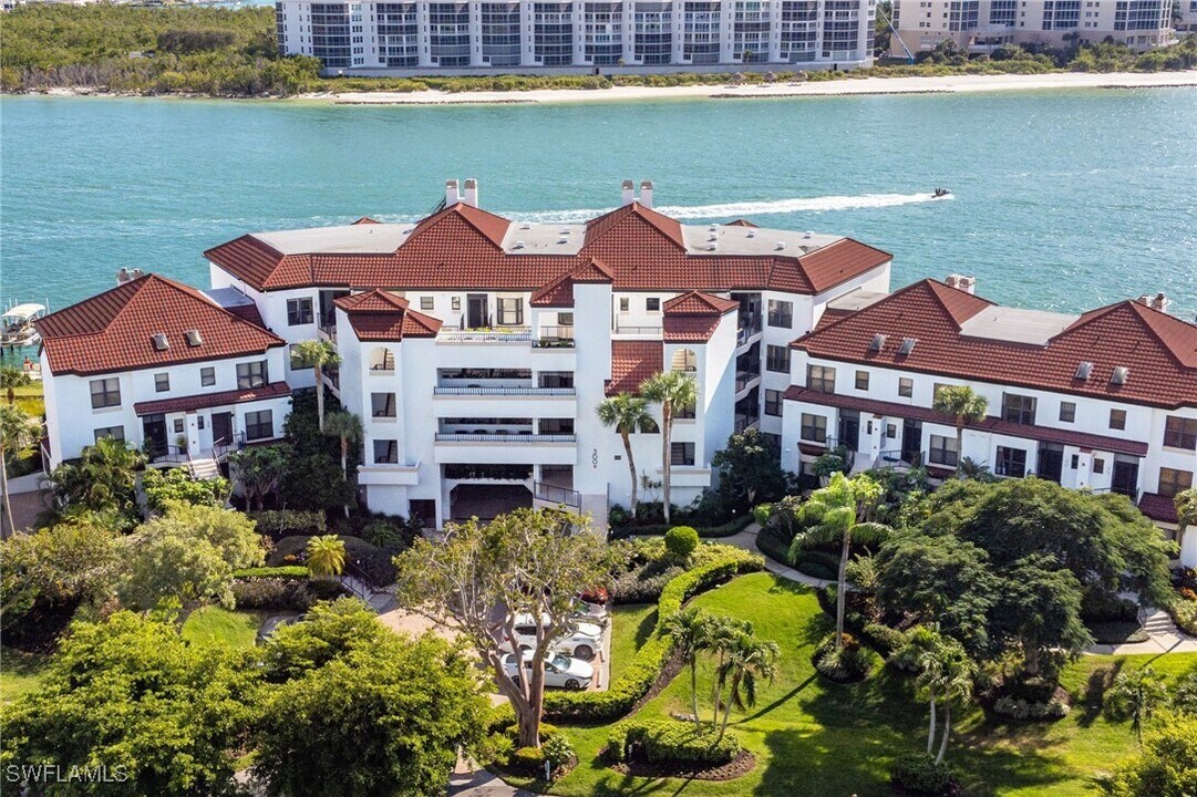 305 La Peninsula Blvd in Naples, FL - Building Photo