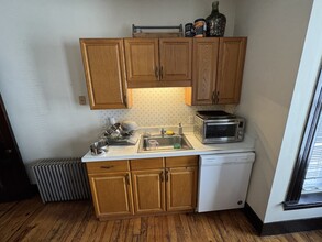211 Holland St, Unit 2 in Somerville, MA - Building Photo - Building Photo