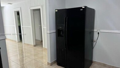 811 NE 8th St in Hallandale Beach, FL - Building Photo - Building Photo