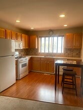 560 Silver Sands Rd in East Haven, CT - Building Photo - Building Photo