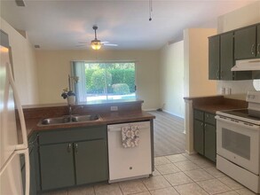 914 Valley View Cir in Palm Harbor, FL - Building Photo - Building Photo