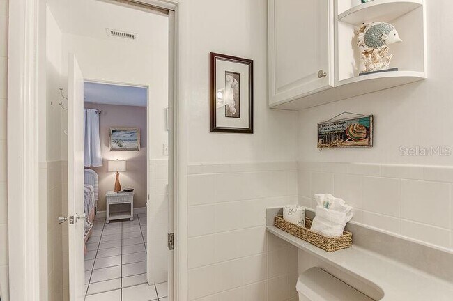 6020 Midnight Pass Rd in Sarasota, FL - Foto de edificio - Building Photo