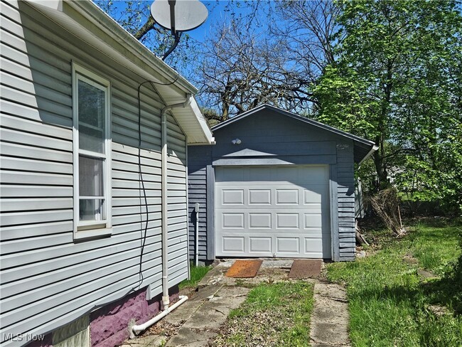 1201 Smithfarm Ave in Akron, OH - Building Photo - Building Photo