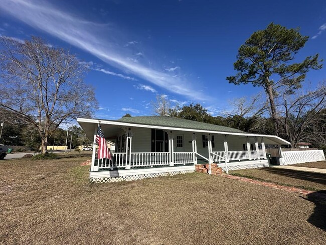 457 Bruce Ave in Defuniak Springs, FL - Building Photo - Building Photo