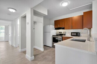 1011 Green Pine Blvd in West Palm Beach, FL - Building Photo - Building Photo