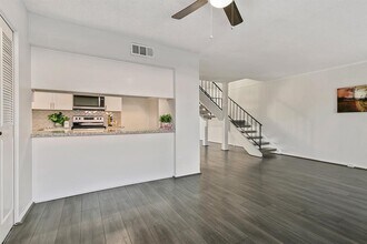 2324 Shadowdale Dr in Houston, TX - Building Photo - Building Photo