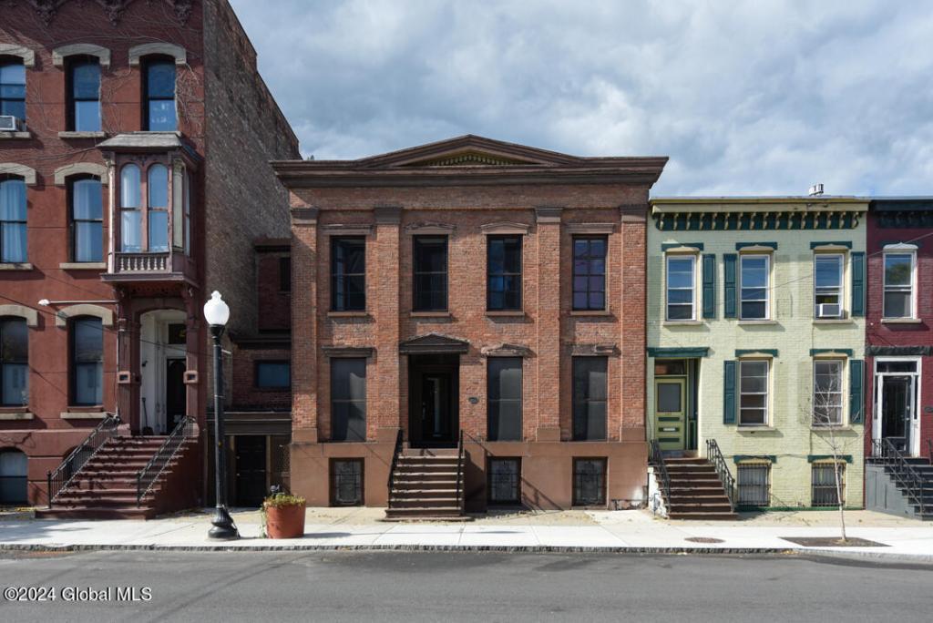 285 Lark St, Unit first floor in Albany, NY - Building Photo