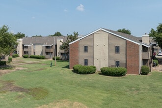 Bristol Park Apartments in Tulsa, OK - Foto de edificio - Building Photo