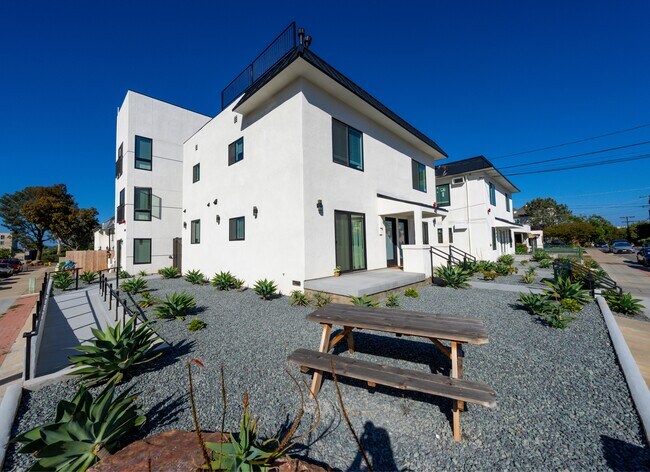 402 Arbor Dr in San Diego, CA - Building Photo - Building Photo