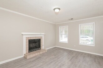 989 Autumn Crest Ct in Stone Mountain, GA - Building Photo - Building Photo