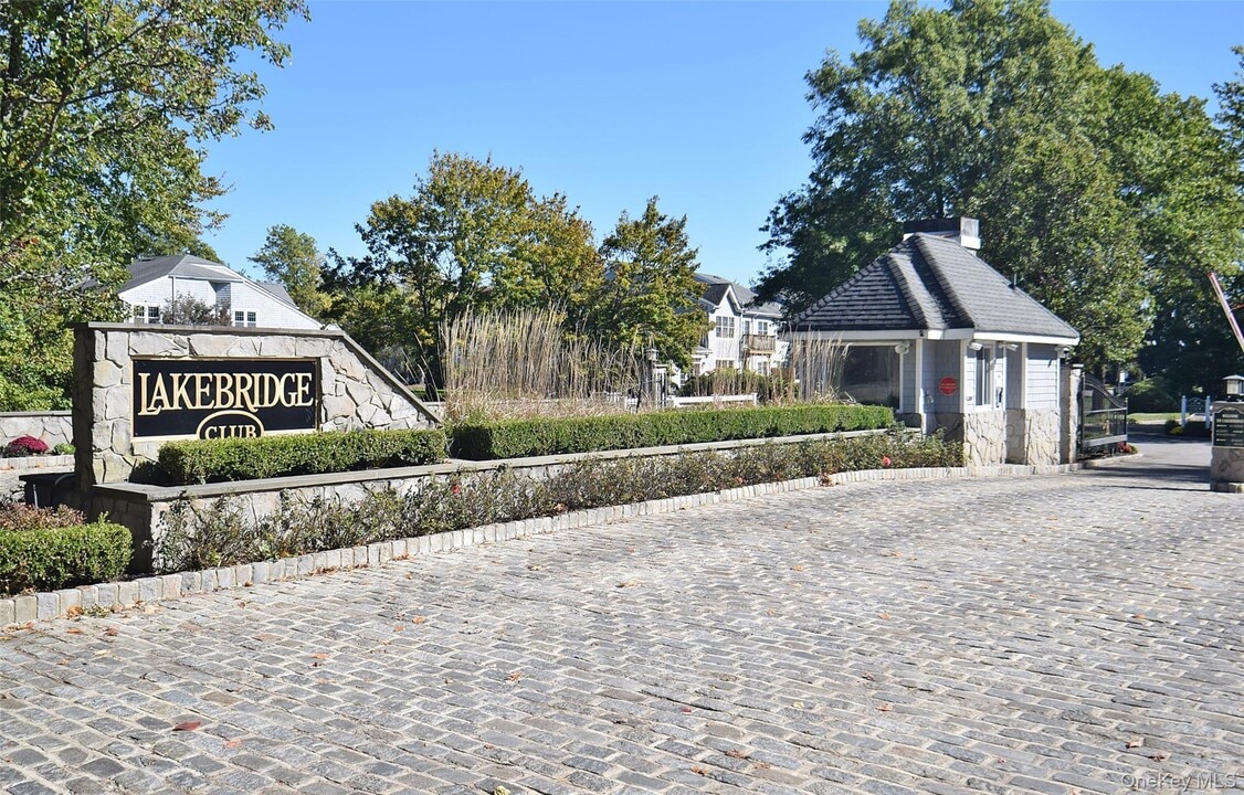3 Lakebridge Dr S in Kings Park, NY - Foto de edificio