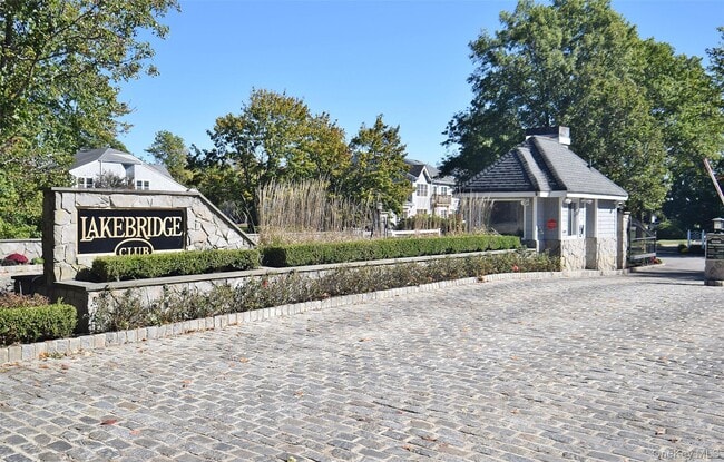 property at 3 Lakebridge Dr S