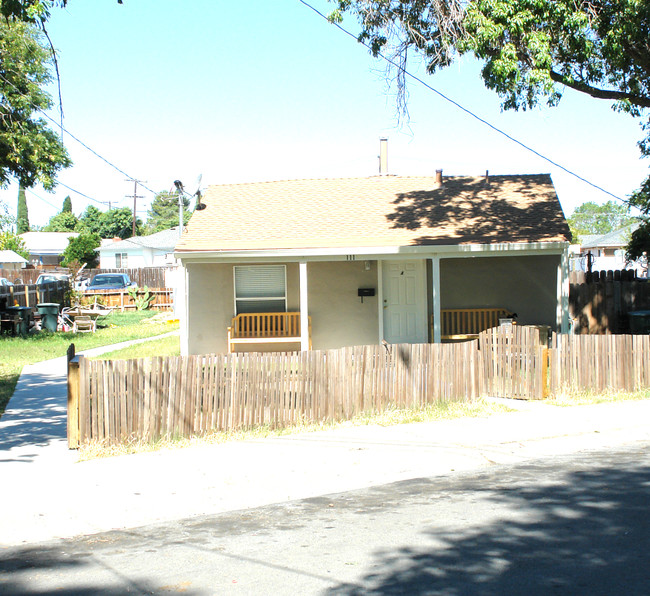 111 Madoline St in Pittsburg, CA - Building Photo - Building Photo