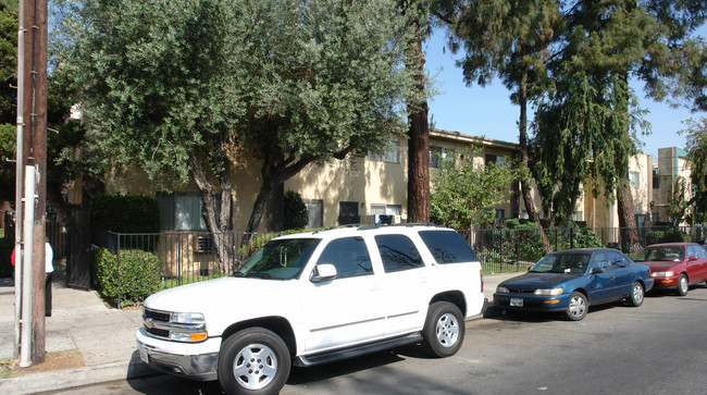 8751 Langdon Ave in North Hills, CA - Foto de edificio - Building Photo