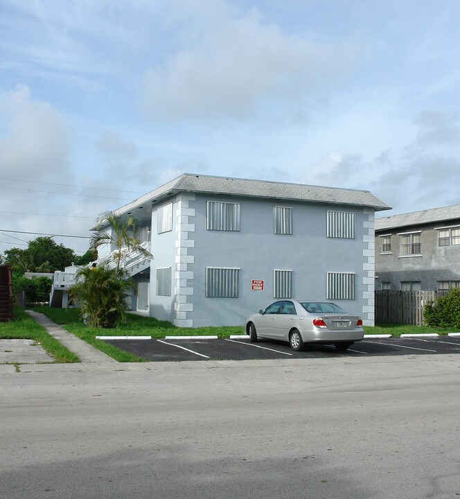 5860 NW 16th Pl in Sunrise, FL - Foto de edificio