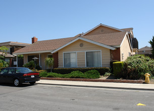 7290 Corsican Dr in Huntington Beach, CA - Building Photo - Primary Photo