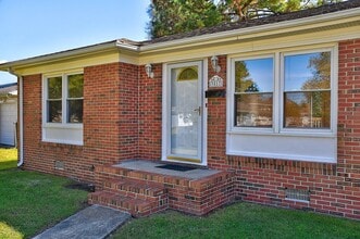 3817 Colonial Pkwy in Virginia Beach, VA - Foto de edificio - Building Photo