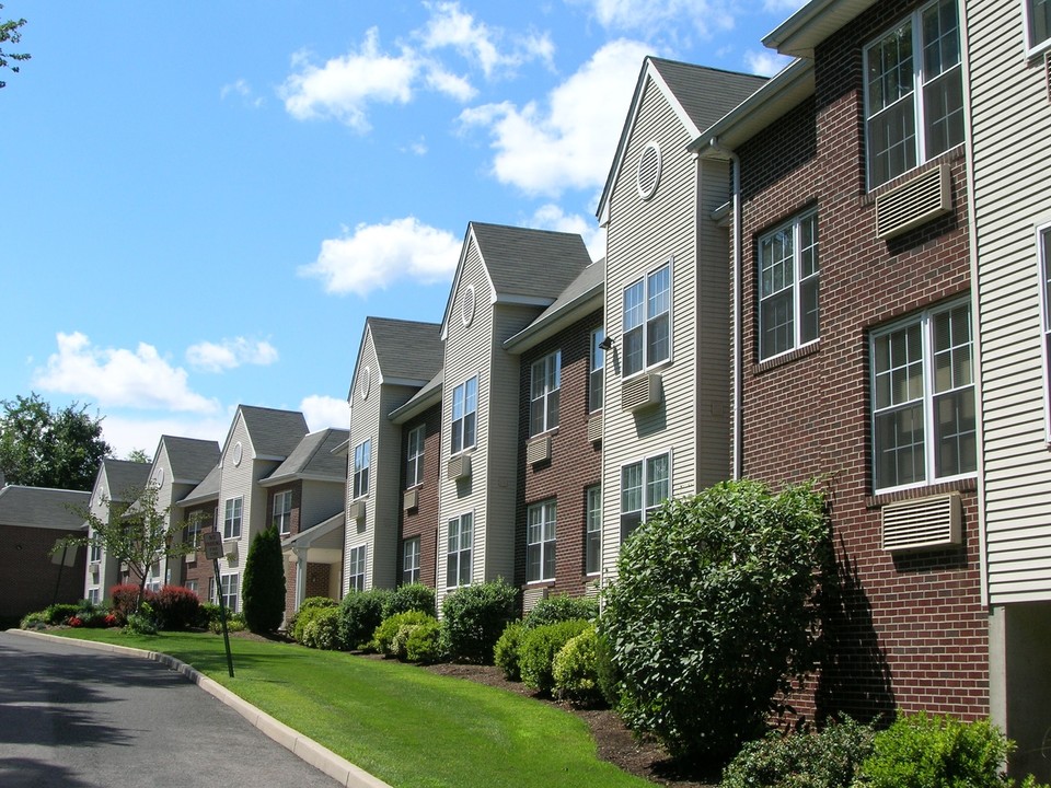 Westwood Crest Condominiums in Westwood, NJ - Building Photo