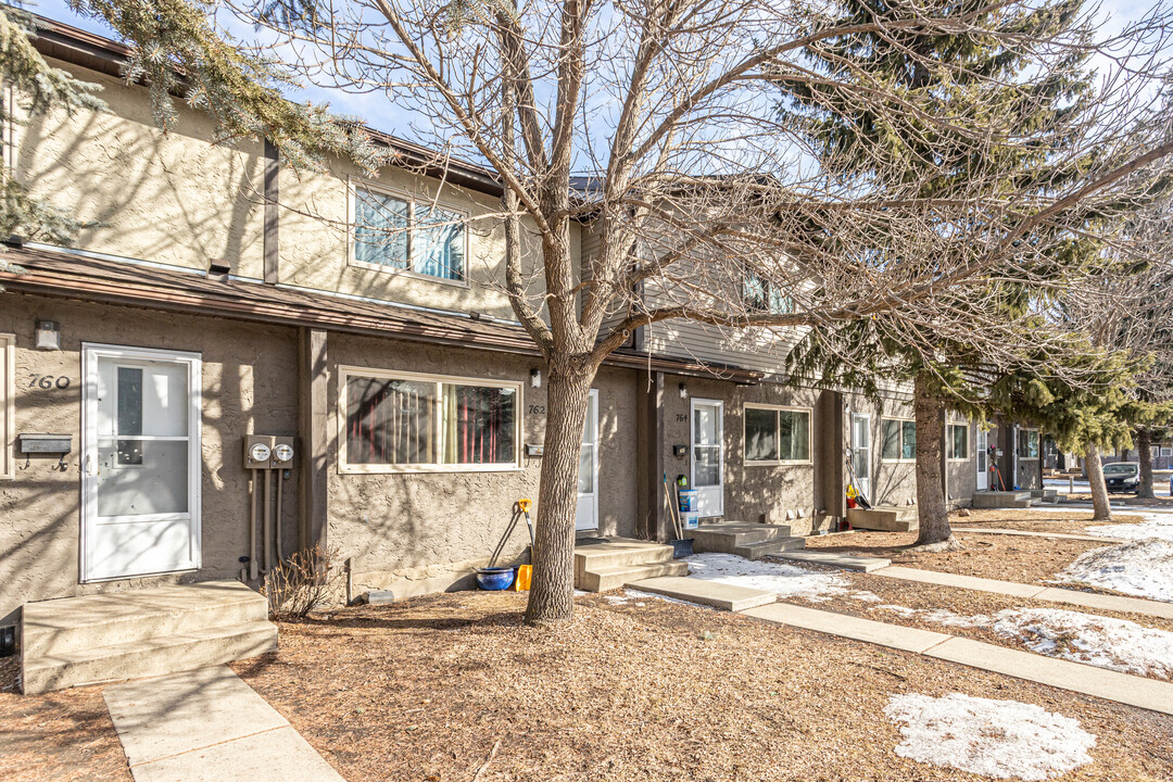 Kameyosek Place in Edmonton, AB - Building Photo