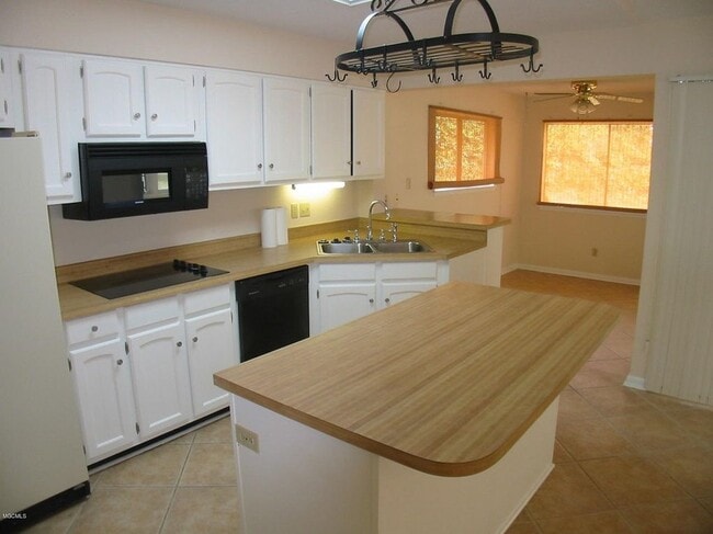 56105 Diamondhead Dr E in Diamondhead, MS - Building Photo - Building Photo
