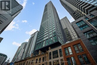 327 King St W in Toronto, ON - Building Photo - Building Photo