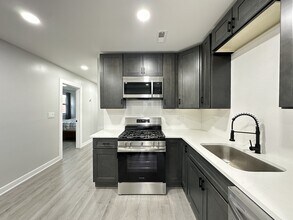 1937 W Grand Ave, Unit 3 in Chicago, IL - Foto de edificio - Building Photo