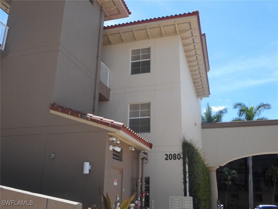 2080 W First St in Ft. Myers, FL - Building Photo