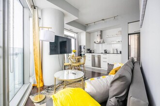 19 Grand Trunk Crescent in Toronto, ON - Building Photo - Building Photo