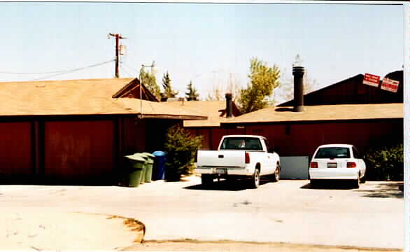 15461 Straight Arrow Rd in Apple Valley, CA - Foto de edificio - Building Photo