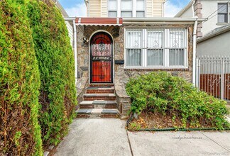 68-39 Kessel St in Queens, NY - Building Photo - Building Photo