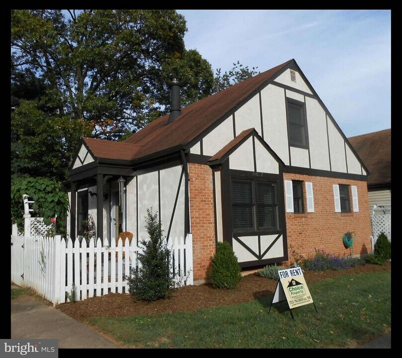 9817 Pebble Weigh Ct in Burke, VA - Building Photo