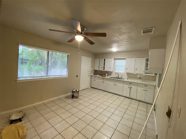 1412 Oakwood Dr